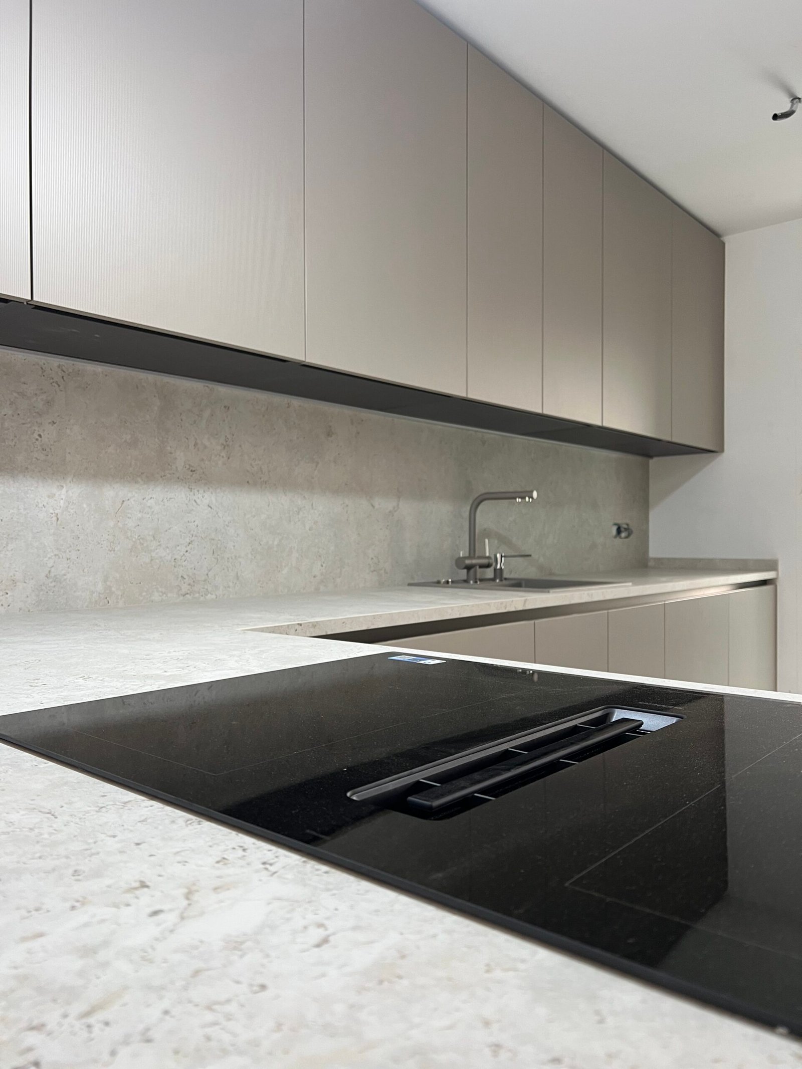 Kitchen with fluted cabinet fronts and a stone worktop, La Cala de Mijas